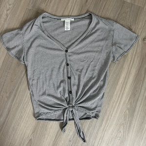 American eagle black and white striped button up short sleeve